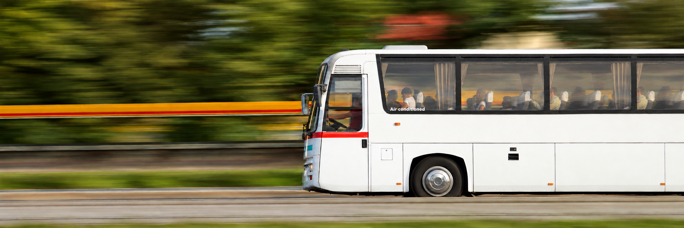 Autocar alb în mișcare, cu fundal panoramic și dungi de mișcare